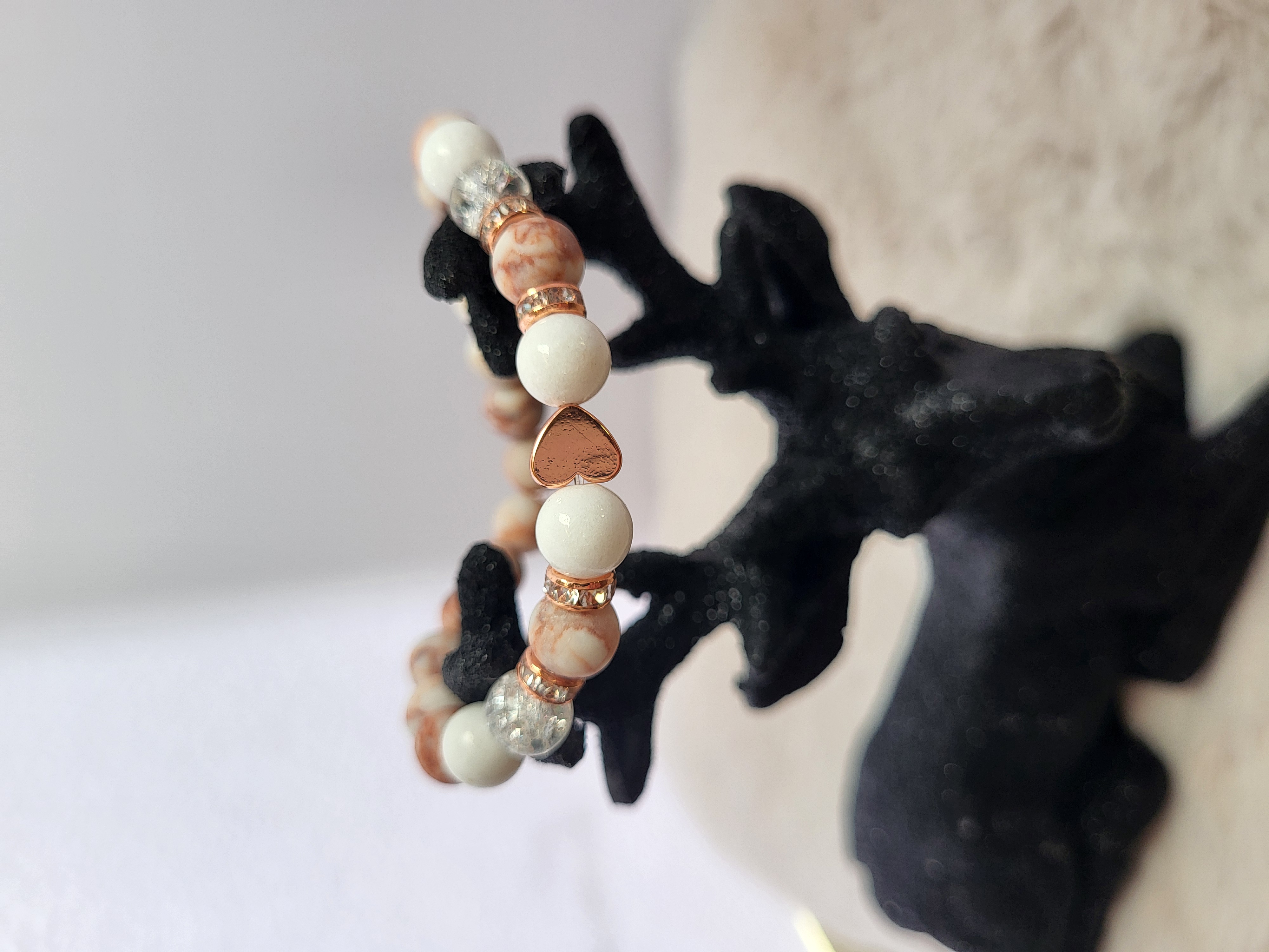 Holdkő, fehér Jáde, Roppantott Hegyikristály, rose gold szívvel és köztesekkel